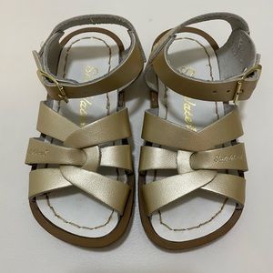 Girl’s Salt Water gold sandals in size 7